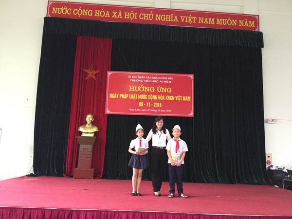 Đồng chí Ngô Thị Minh Phú - Bí thư chi bộ, Hiệu trưởng nhà trường trao thưởng cho học sinh xuất sắc nhất (9).JPG